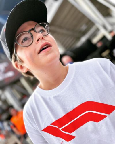 Thibeau Oude Luttighuis als gridkid bij start Formule 1 op Zandvoort